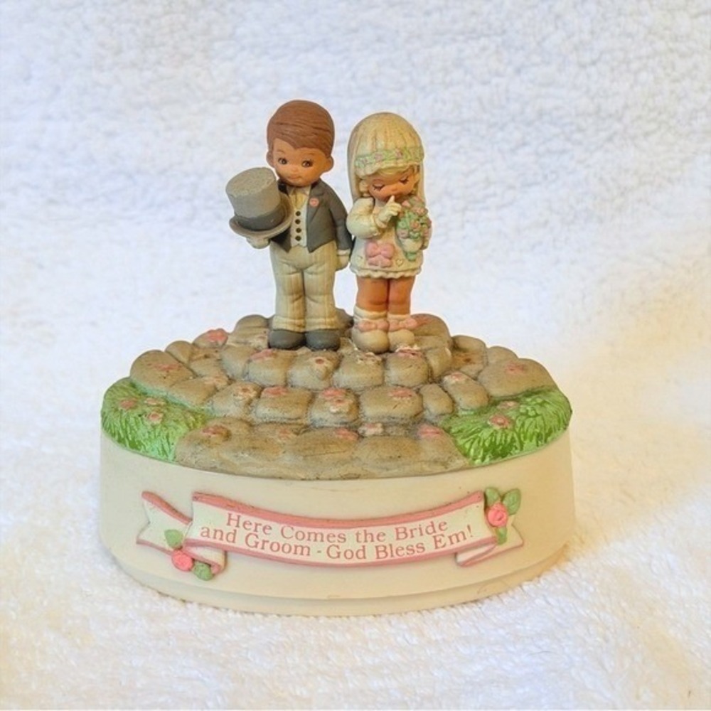 VTG Enesco Precious Moments Here Comes the Bride musical figurine/cake topper